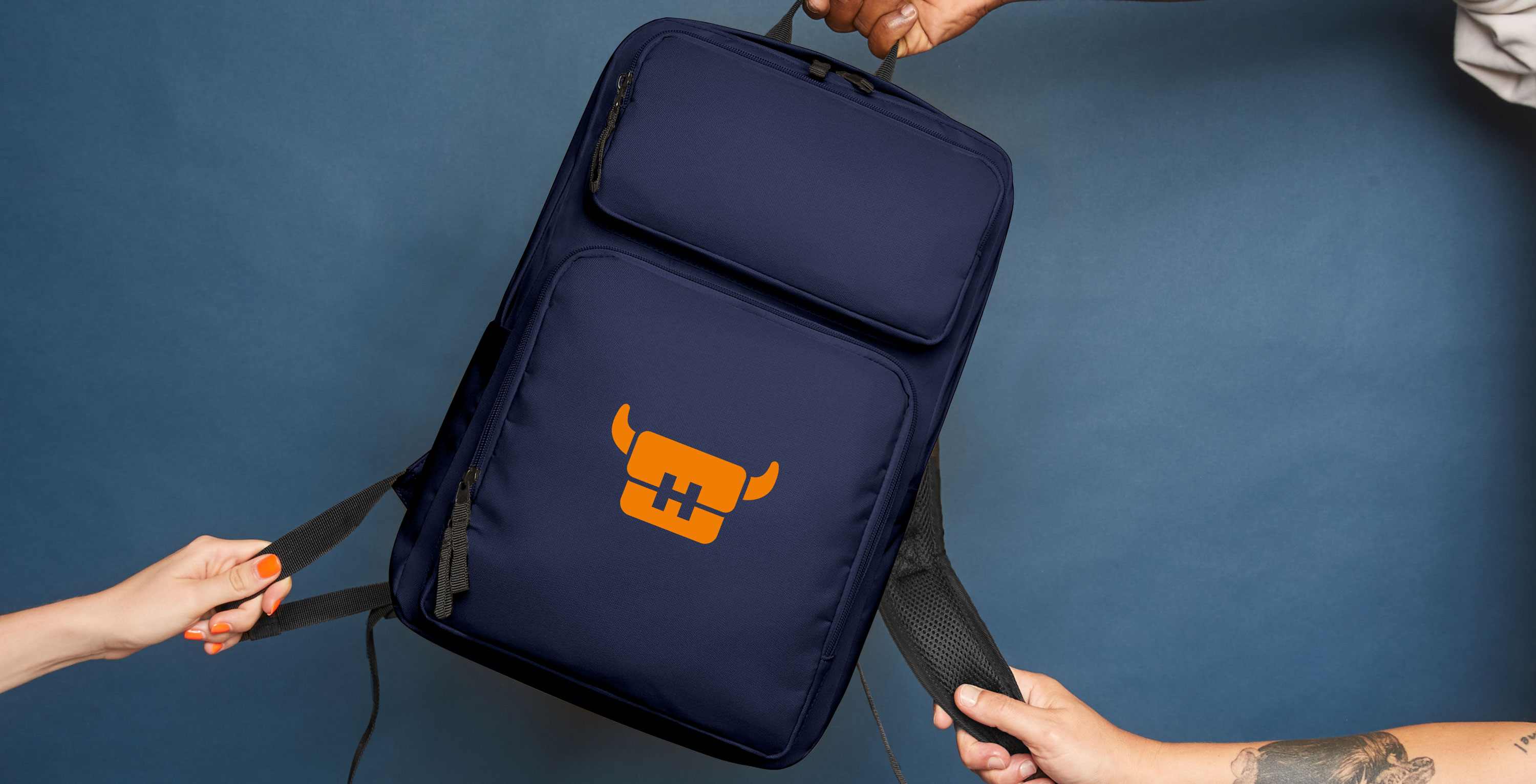 Notebook-Rucksack FELLOW mit HALFAR® Logodruck auf der Vortasche, gehalten von 3 Händen